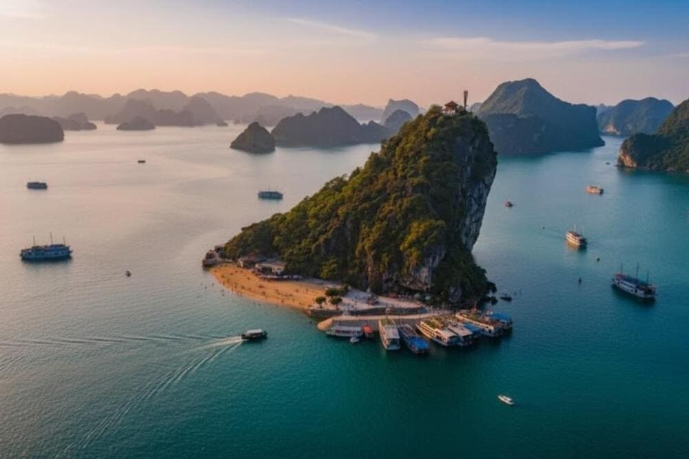 Ẩn mình giữa vịnh, nơi bạn có thể kết hợp tắm biển và chinh phục đỉnh núi để ngắm toàn cảnh Vịnh Hạ Long